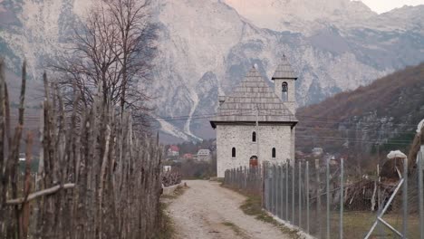 Schönes-Theth-tal-Und-Die-Thethi-kirche-In-Den-Albanischen-Alpen-Albaniens