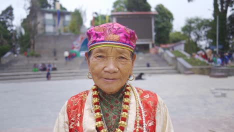 Alte-Alleinstehende-Asiatische-Frau,-Die-In-Traditioneller-Kultureller-Kleidung-In-Die-Kamera-Blickt