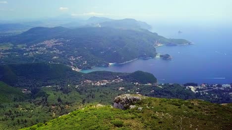 Grecia,-Isla-De-Corfú,-Toma-De-Drones-De-La-Hermosa-Bahía