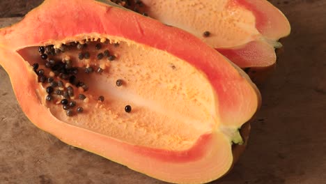 Frische-Papayafrucht-Isoliert-Auf-Holzhintergrund