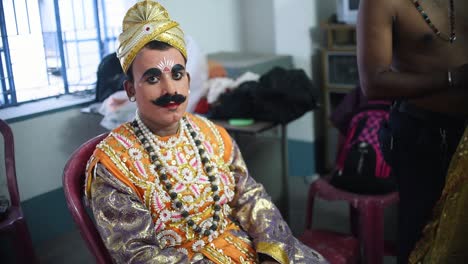 Indian-Actors-and-artists-getting-dressed-up-as-various-roles-or-characters-for-Stage-performance-at-a-drama,-in-a-Fair-and-Festival-in-Kolkata,-India,-King