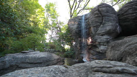 Ein-Kleiner-Wasserfall-Im-Park