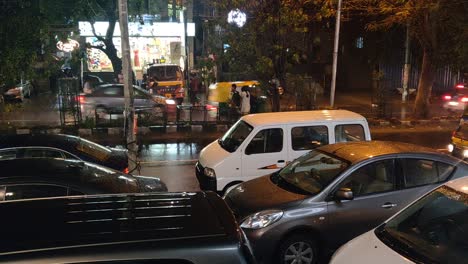Tráfico-Nocturno-En-Bangalore-Durante-El-Monzón