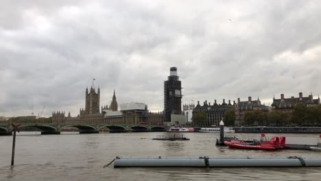 Ein-Blick-über-Die-Themse-Mit-Blick-Auf-Die-Houses-Of-Parliament-Und-Big-Ben-In-London,-England
