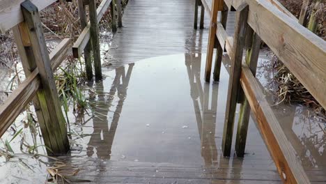 Überflutete-Holzbrücke-Im-Januar