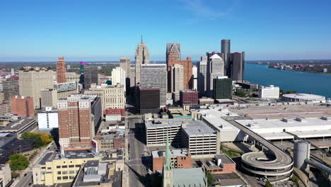 Smooth-Backwards-Flying-Aerial-Shot-of-the-Detroit-Michigan-Skyline-on-a-Beautiful,-Clear-and-Sunny-Day
