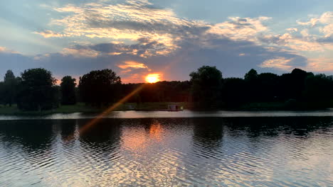 Sunset-at-dusk-at-the-lake