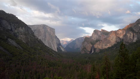 Timelapse-of-Yosemite-National-Park-at-the-tunnel-view-point-during-the-day
