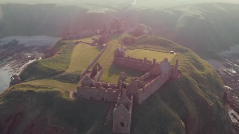 Dunnottar-Castle-Mit-Klarem-Himmel-In-Stonehaven,-Aberdeen,-Schottland,-Großbritannien-Im-Sonnenuntergang