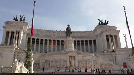 Handaufnahme-Des-Gut-Besuchten-Monumento-A-Vittorio-Emanuele-II-Mit-Wunderschöner-Detaillierter-Statue-Auf-Dem-Dach-Und-An-Der-Vorderseite-Des-Gebäudes
