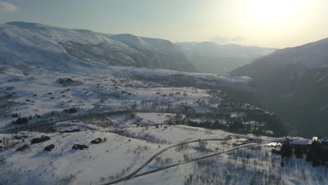 Vista-Aérea-De-Un-árido-Paisaje-Invernal-En-La-Cima-De-Las-Montañas-De-Noruega
