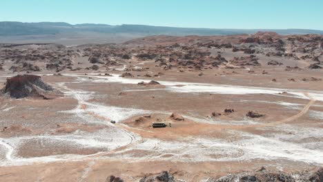 Filmische-Luftdrohnenaufnahme-Eines-Verlassenen-Busses-In-Der-Atacama-Wüste,-Südamerika,-Chile