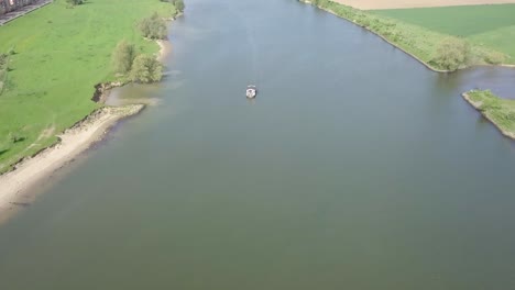 Luftaufnahmen-Des-Bootes,-Das-Auf-Dem-Großen-Fluss-Oder-Kanal-In-Holland-Vorbeifährt