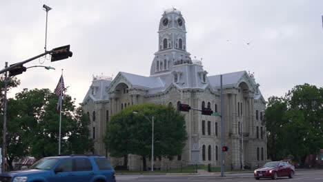 Hill-County-Gerichtsgebäude-Mit-Vögeln