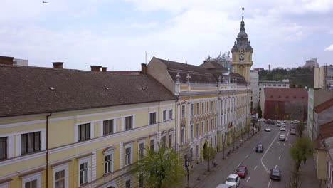 Luftaufnahme,-Die-Das-Schöne-Und-Lebendige-Stadtbild-Von-Cluj-Napoca,-Rumänien,-Zeigt