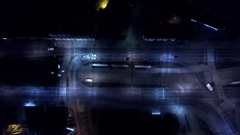 Vertikale-Nachtansicht-Aus-Der-Luft,-Autos-Und-Straßenlaternen-Und-Beleuchtete-Straßen-In-Einer-Modernen-Stadt