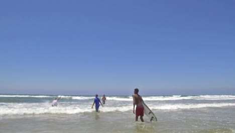 Surfear-En-Aguas-Poco-Profundas-Con-Adolescentes-Sudafricanos