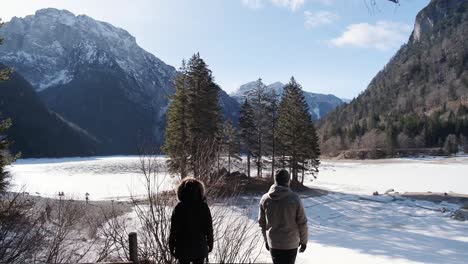 Lago-Del-Predil,-Tarvisio---Italien-Ein-Zugefrorener-Alpensee-In-Einer-Verschneiten-Wintermärchenhaften-Berglandschaft