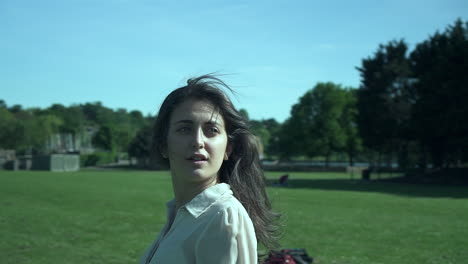 Rotating-camera-around-a-gorgeous-Italian-fashion-model-posing-in-her-outfit-in-a-park-in-London-at-golden-hour