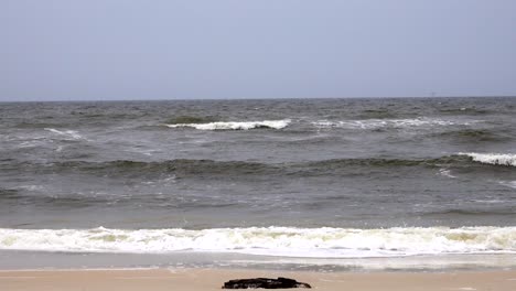 Ferne-Weiße-Kappen-Und-Kleine-Wellen-An-Einem-Wolkigen,-Windigen-Tag-Im-Golf-Von-Mexiko