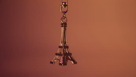 Nahaufnahme-Des-Hängenden-Mini-Eiffelturm-Schlüsselanhängers