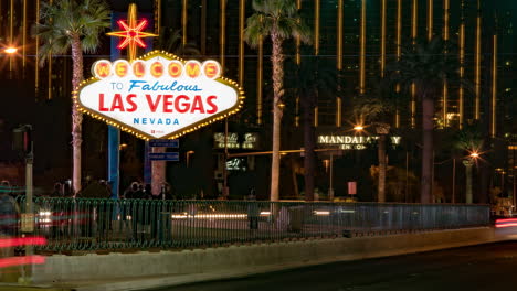 Zeitraffer-Des-Las-Vegas-Schildes-Mit-Lichtspuren-Von-Autos-Im-Vordergrund