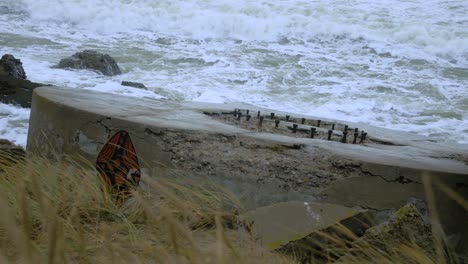 Große-Wellen-Treffen-Bei-Stürmischem-Wetter-Auf-Die-Verlassenen-Ruinen-Des-Betongebäudes-Der-Küstenverteidigung
