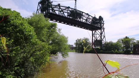 Verlassene-Eagle-Ave-Brücke,-Die-über-Den-Cuyahoga-River-In-Cleveland,-Ohio,-Ragt