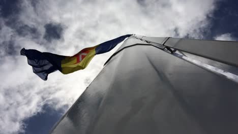 Blickwinkelansicht-Der-Flagge-Der-Autonomen-Region-Madeira-Mit-Blauem-Himmel---Wolken