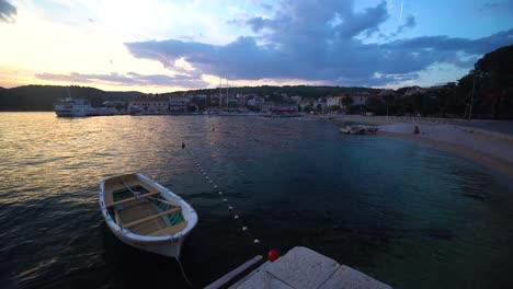 Zeitraffer-Bei-Sonnenuntergang-Mit-Einem-Schiff-Im-Hintergrund-Auf-Der-Insel-Sumartin-Brac-In-Kroatien