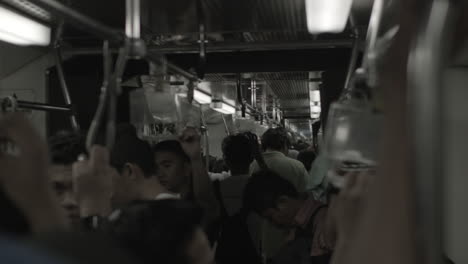 In-Einem-überfüllten-MRT-Zug-In-Manila