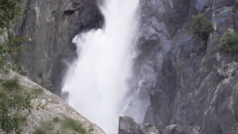 Schwenken-Sie-Nach-Oben,-Um-Den-Fokus-Auf-Den-Wasserfall-Im-Yosemite-Nationalpark-Zu-Richten