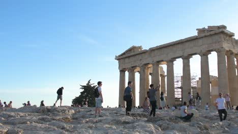 Touristen-Genießen-Den-Parthenon-Tempel-Auf-Dem-Akropolis-Hügel,-Athen,-Griechenland