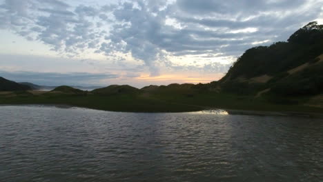 Kajakfahren-Auf-Dem-Meer-Entlang-Der-Küste-Bei-Sonnenaufgang-In-Südafrika,-Freizeitsport