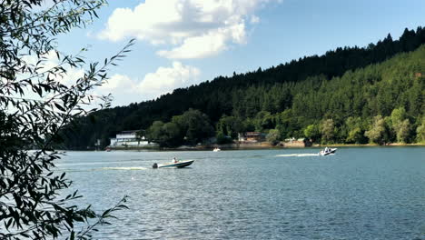 Touristen-Segeln-An-Einem-Sonnigen-Tag-Mit-Motorbooten-In-Einem-See