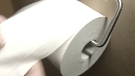 Abrollen-Von-Toilettenpapier