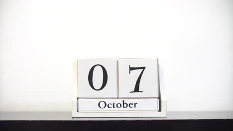 White-Calendar-Time-Lapse-October