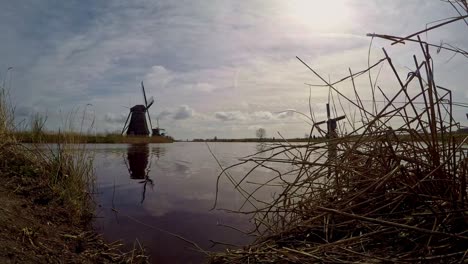 Holländische-Windmühlen-In-Kinderdijk-Spiegeln-Sich-Im-Wasser