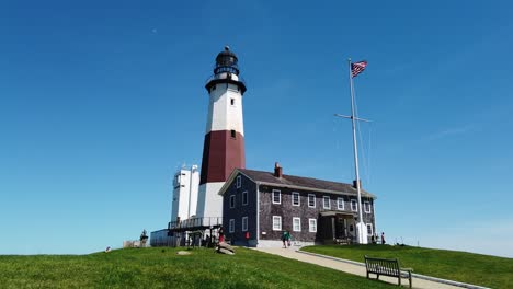 Motion-Time-Lapse-of-the-Montauk-Lighthouse-and-Museum-at-summer-with-tourists-walking-around