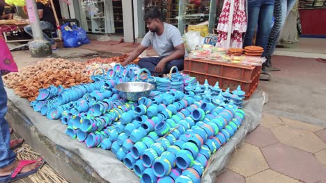 Indischer-Verkäufer,-Der-Diya-Oder-Indische-Lampen-Auf-Dem-Markt-Für-Diwali-Und-Andere-Indische-Feste-Verkauft,-Zeitlupe