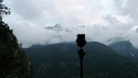 Cámara-Fujifilm-Tomando-Fotos-De-Impresionantes-Vistas-En-Las-Montañas