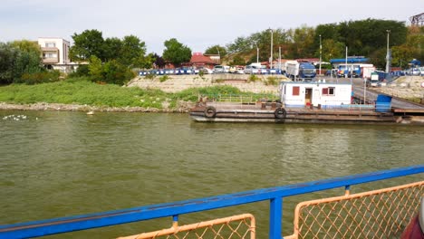 Saliendo-Del-Puerto-De-Galati-En-Un-Ferry-Para-Cruzar-El-Río-Danubio