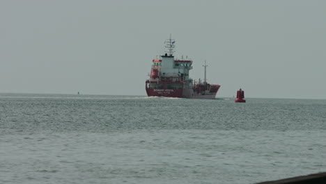 Rückansicht-Des-Tankers-Bomar-Vest,-Der-Den-Hafen-In-Rotterdam-Verlässt