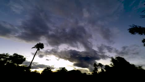 Una-Puesta-De-Sol-Amarilla-Y-Naranja-Se-Cubre-Rápidamente-Con-Nubes-De-Tormenta-Que-Llenan-El-Cielo,-Scottsdale,-Arizona