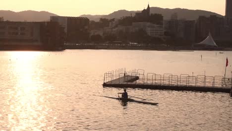 Silhouette-Eines-Mannes,-Der-Vor-Sonnenuntergang-Im-Nam-Van-Lake-Macau-Rudert