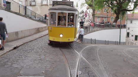 Tranvía-Eléctrico-Cruzando-Las-Calles-De-Lisboa-Toma-De-Seguimiento-Frontal-En-Cámara-Lenta