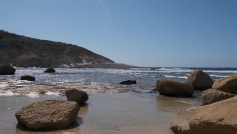 Erosionsschutz-Gozo-Strandfelsen-In-Der-Nähe-Der-Salzpfannen-Von-Zebbug-Gozo-Malta-In-10-Bit-4K-60fps