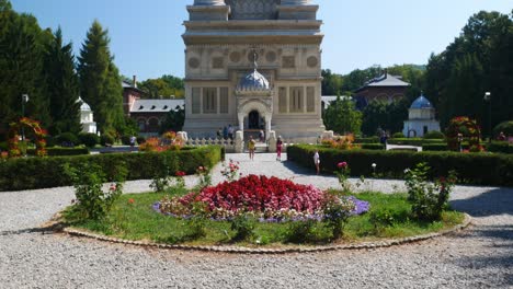Tilt-up-shot-of-the-Curtea-de-Arges-monastery,-Romania