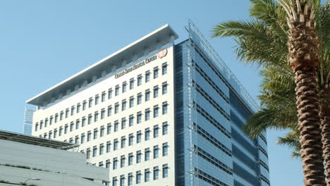 Hospital-building-infrastructure-of-Cedars-Sinai-in-the-city-of-Los-Angeles,