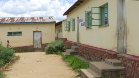 Edificios-De-La-Vieja-Escuela-En-La-Zona-Rural-De-Zimbabwe,-áfrica-En-Un-Día-Soleado,-Suave-Movimiento-Hacia-Adelante-De-La-Cámara-Estable